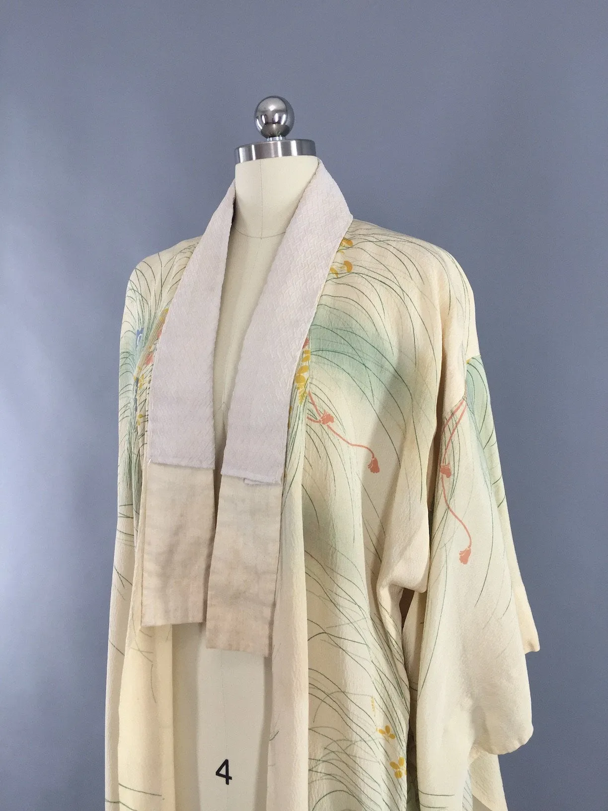 1940s Vintage Silk Kimono Robe / Ivory Birdcage Novelty Print