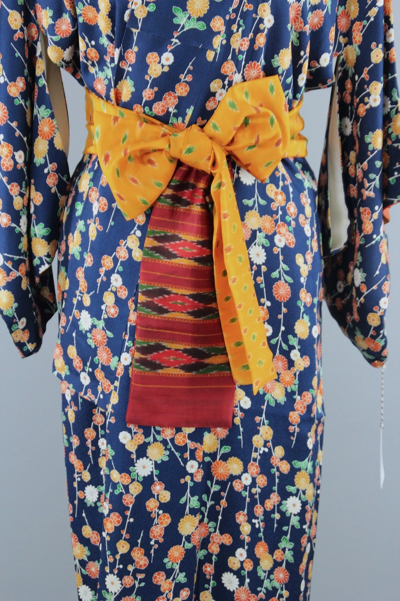 1950s Vintage Silk Kimono Robe / Blue Floral Daisy Chains