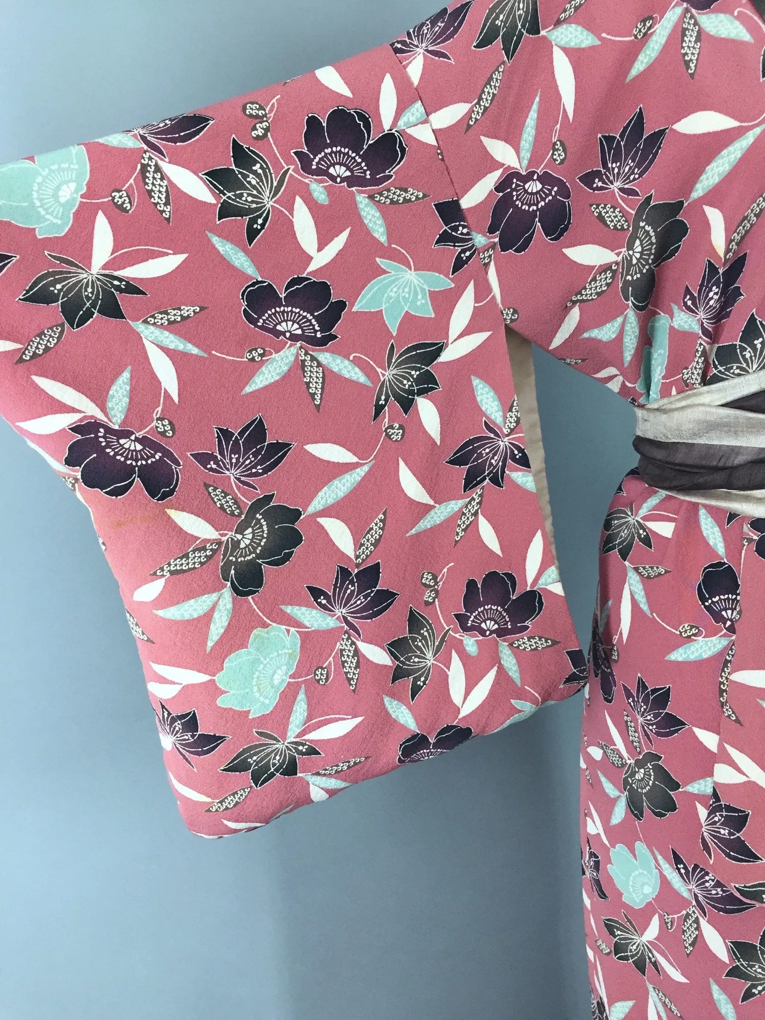 1950s Vintage Silk Kimono Robe with Mauve Pink Floral Print