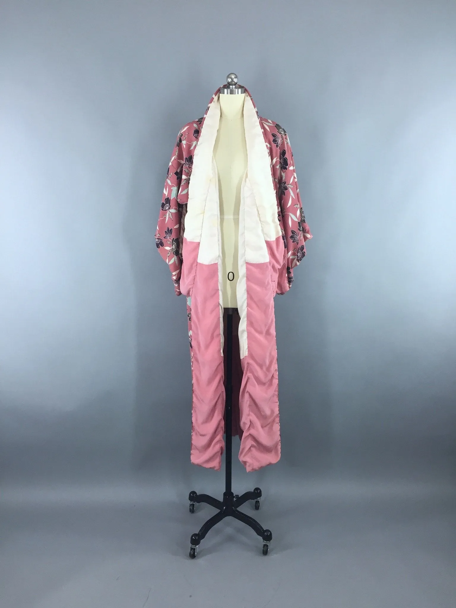 1950s Vintage Silk Kimono Robe with Mauve Pink Floral Print