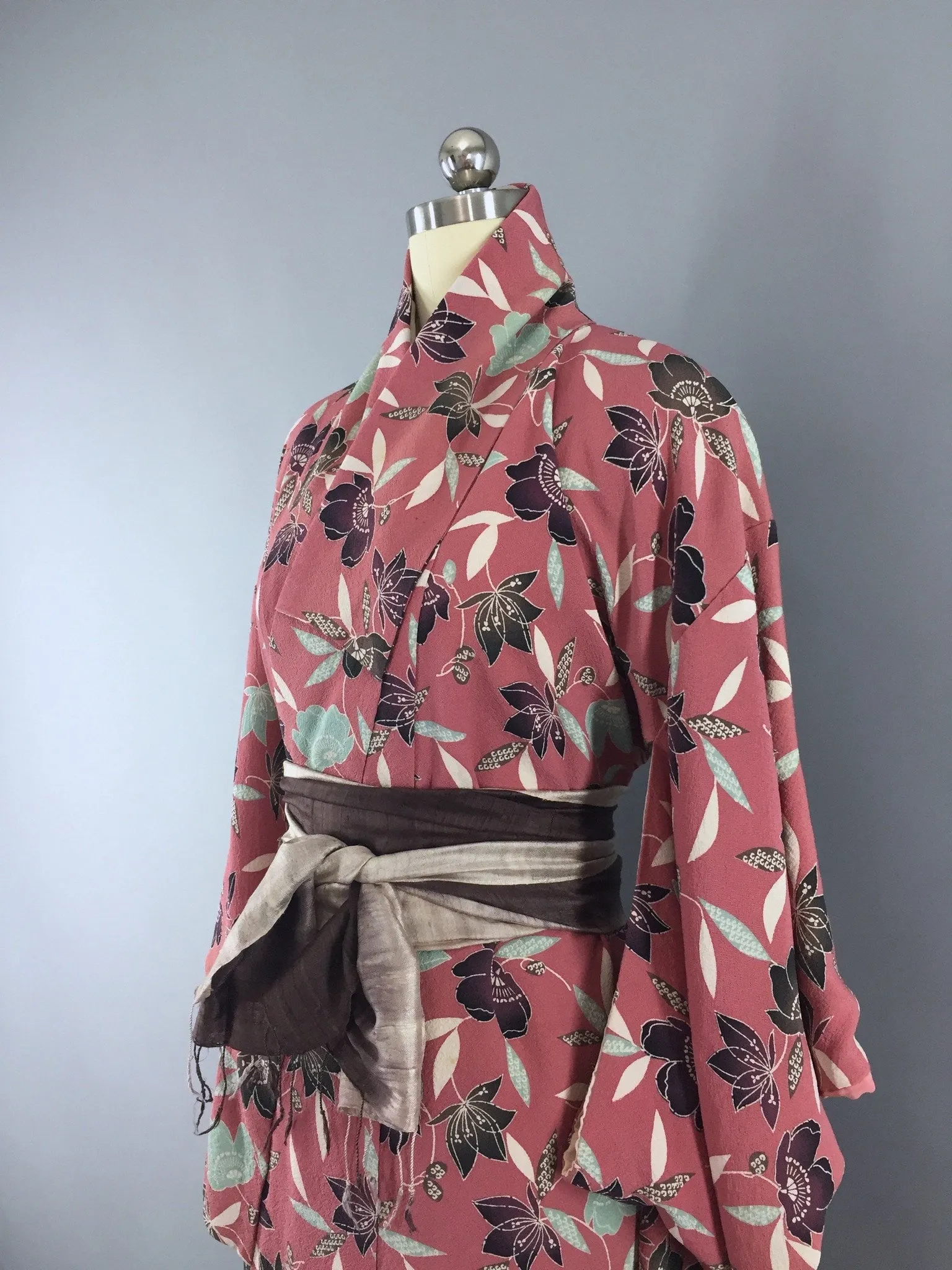1950s Vintage Silk Kimono Robe with Mauve Pink Floral Print