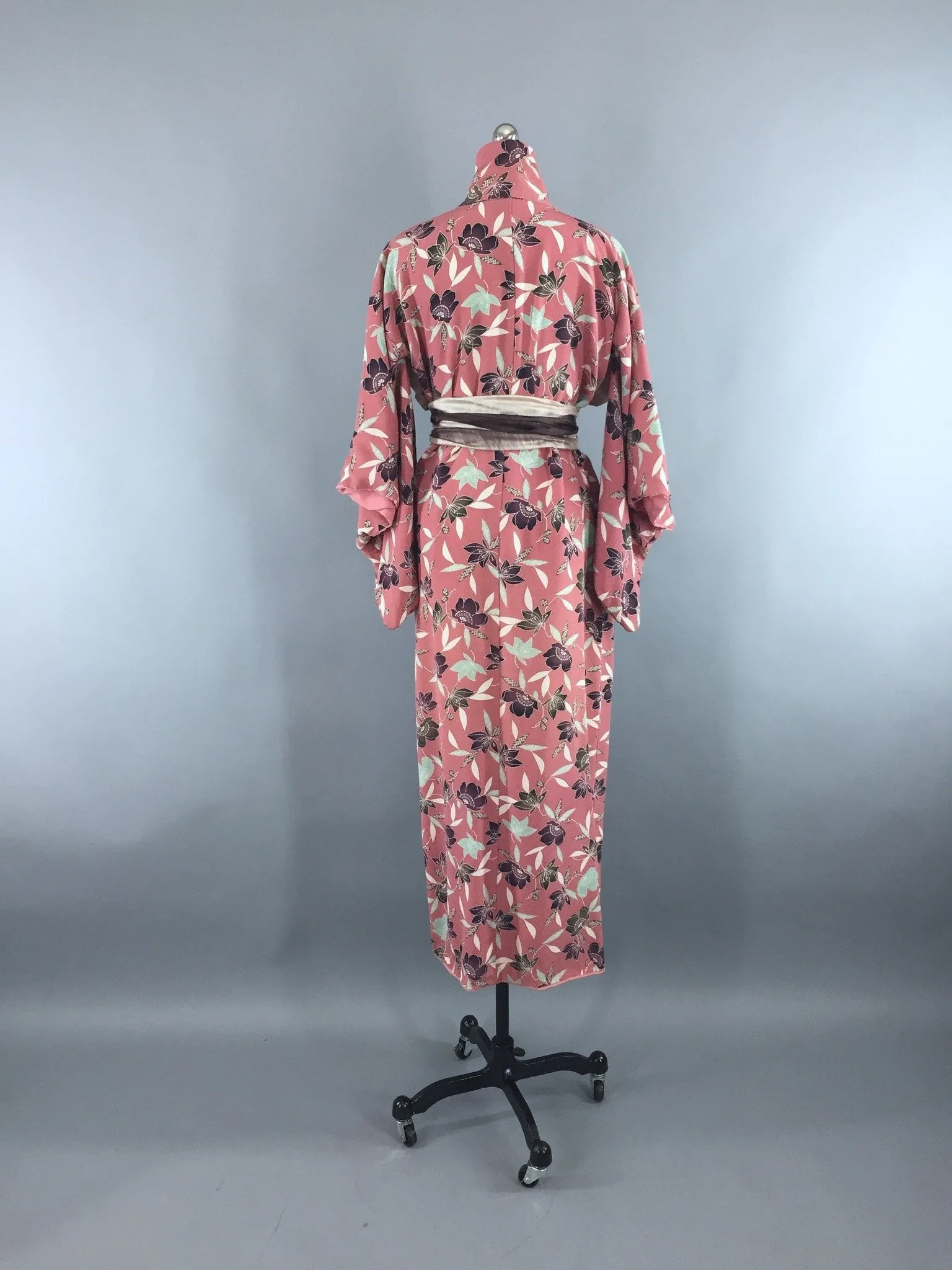 1950s Vintage Silk Kimono Robe with Mauve Pink Floral Print