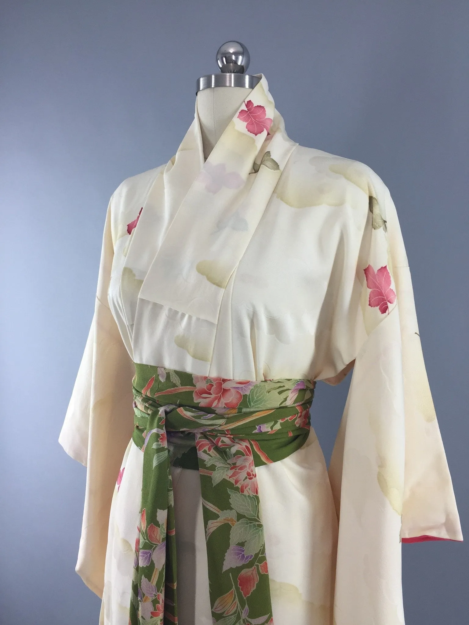 1970s Vintage Kimono Robe with Ivory and Pink Leaves Floral Print