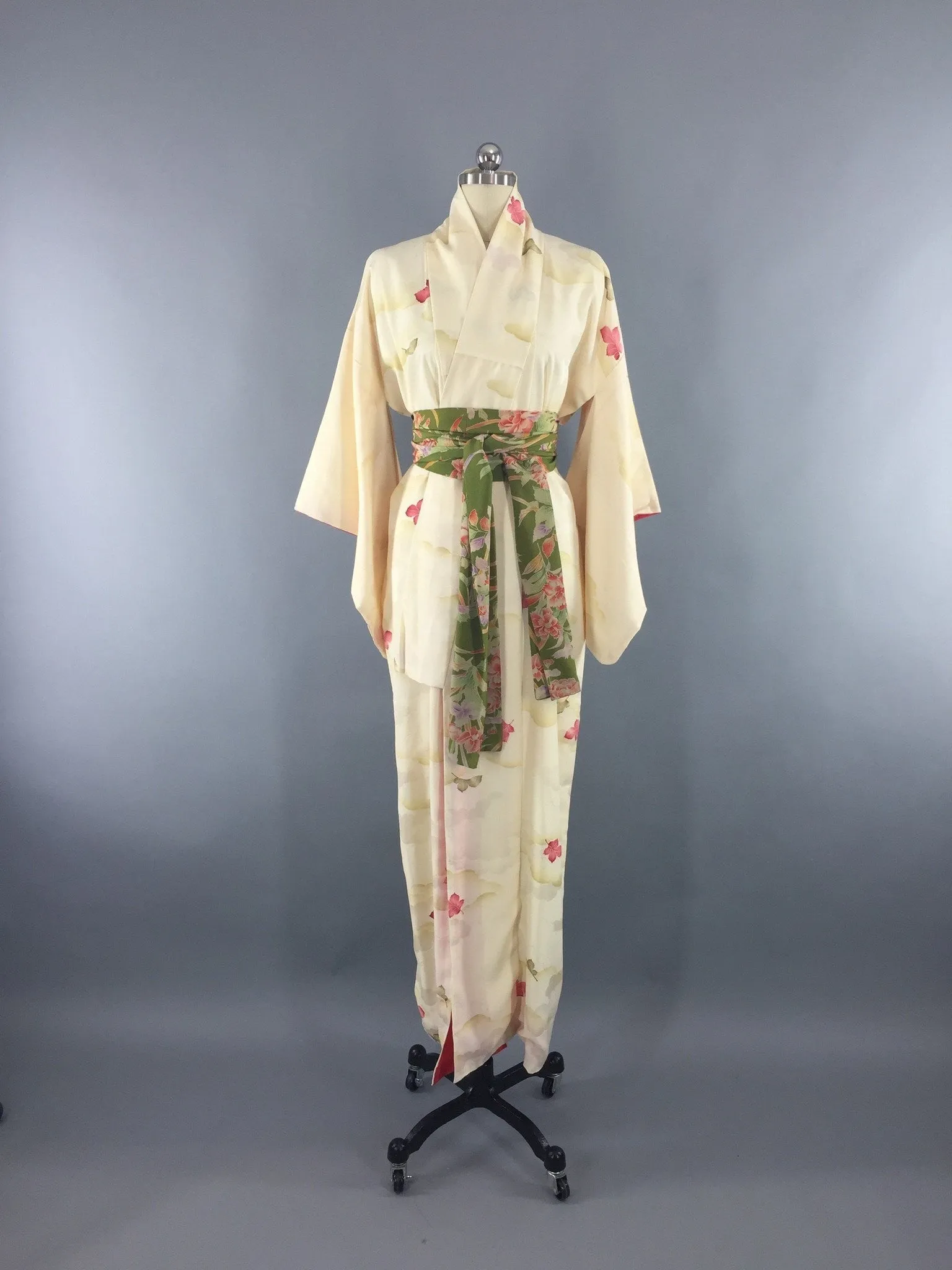 1970s Vintage Kimono Robe with Ivory and Pink Leaves Floral Print