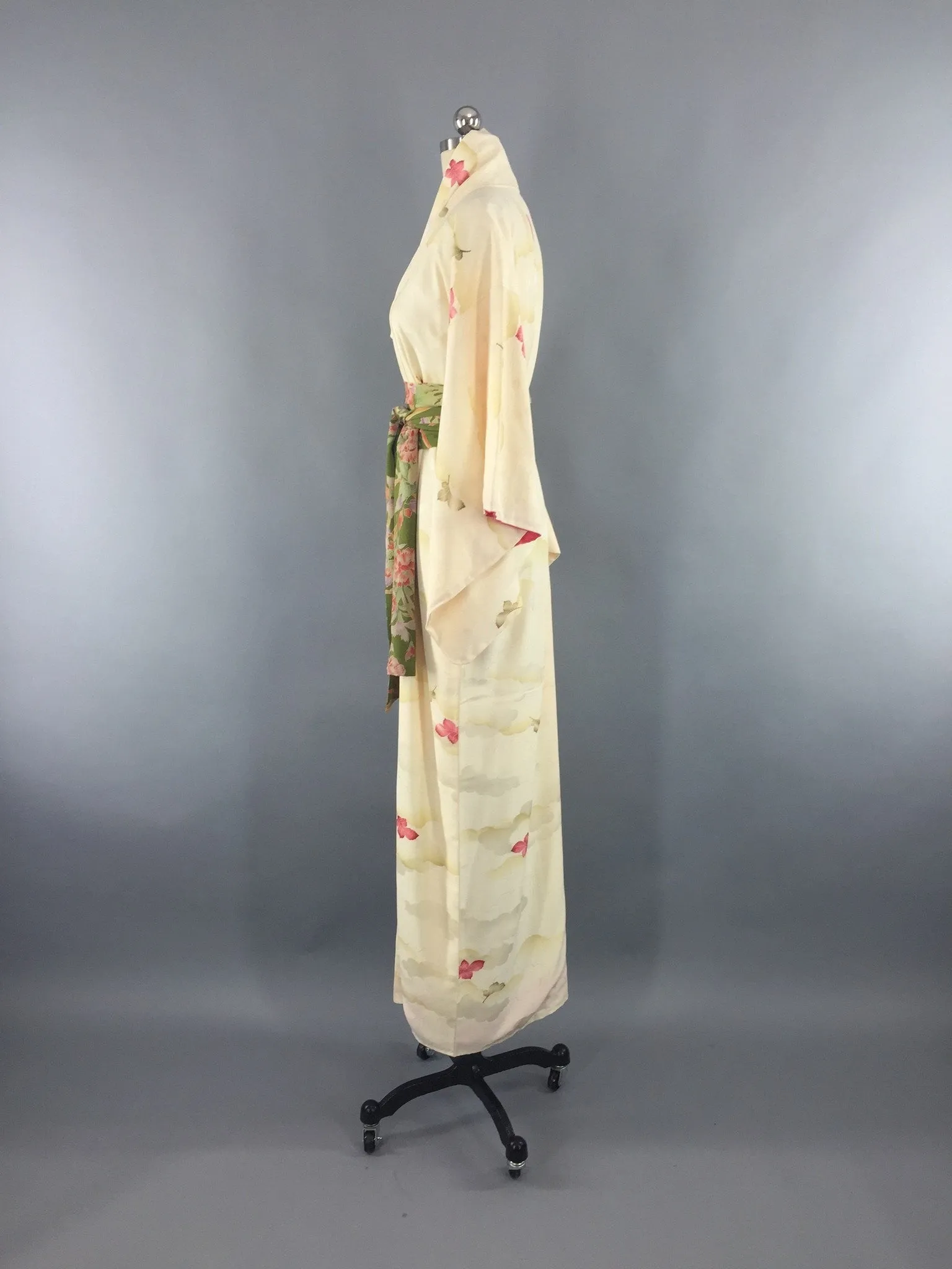 1970s Vintage Kimono Robe with Ivory and Pink Leaves Floral Print