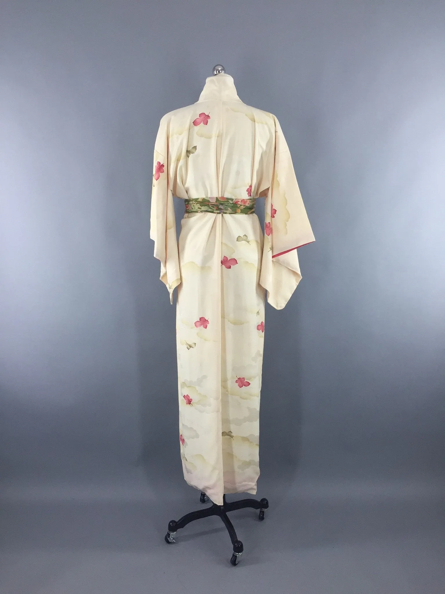 1970s Vintage Kimono Robe with Ivory and Pink Leaves Floral Print