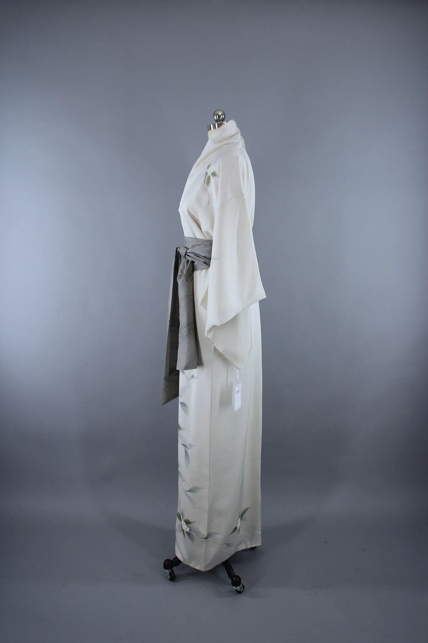 1970s Vintage Kimono Robe with Off-White & Dove Grey Floral Print