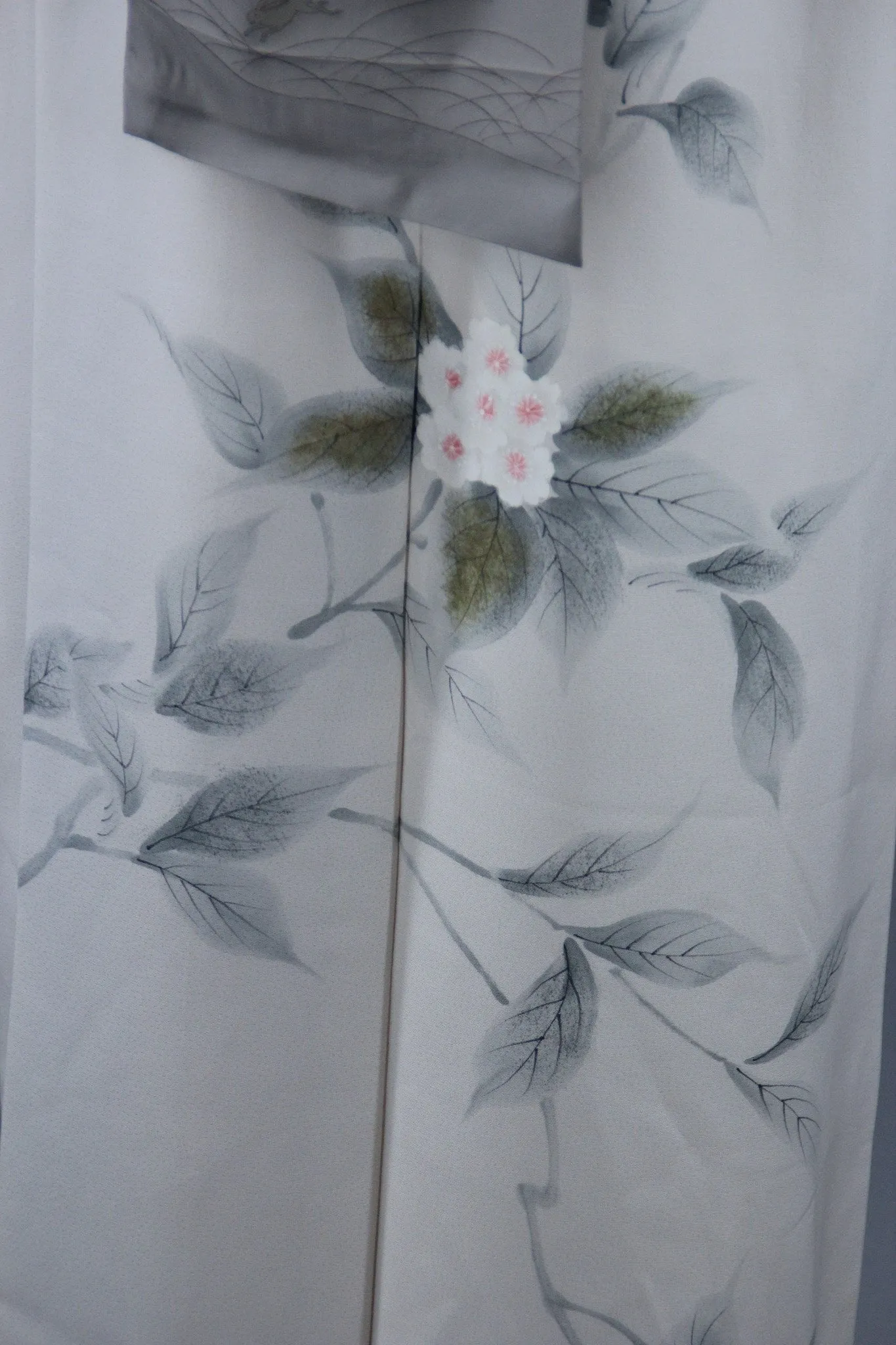 1970s Vintage Kimono Robe with Off-White & Dove Grey Floral Print