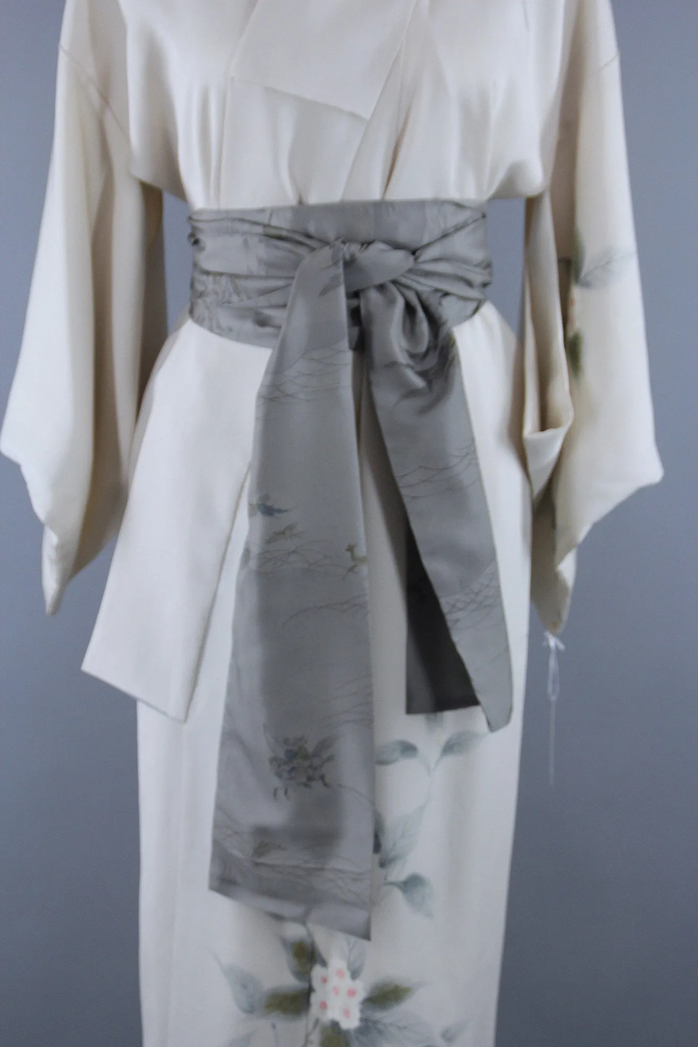 1970s Vintage Kimono Robe with Off-White & Dove Grey Floral Print