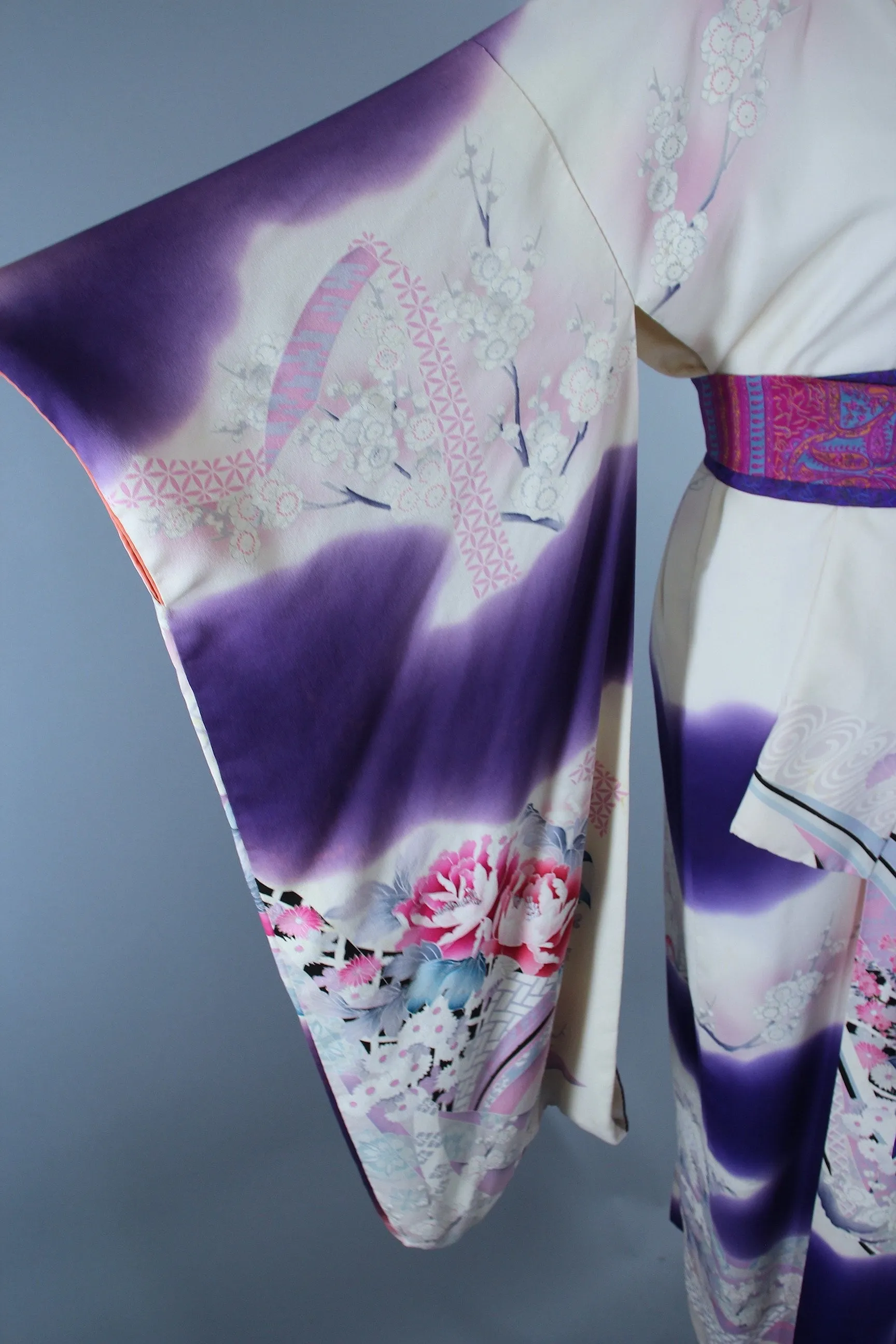 1980s Vintage Silk Kimono Robe / Purple & White Floral Furisode